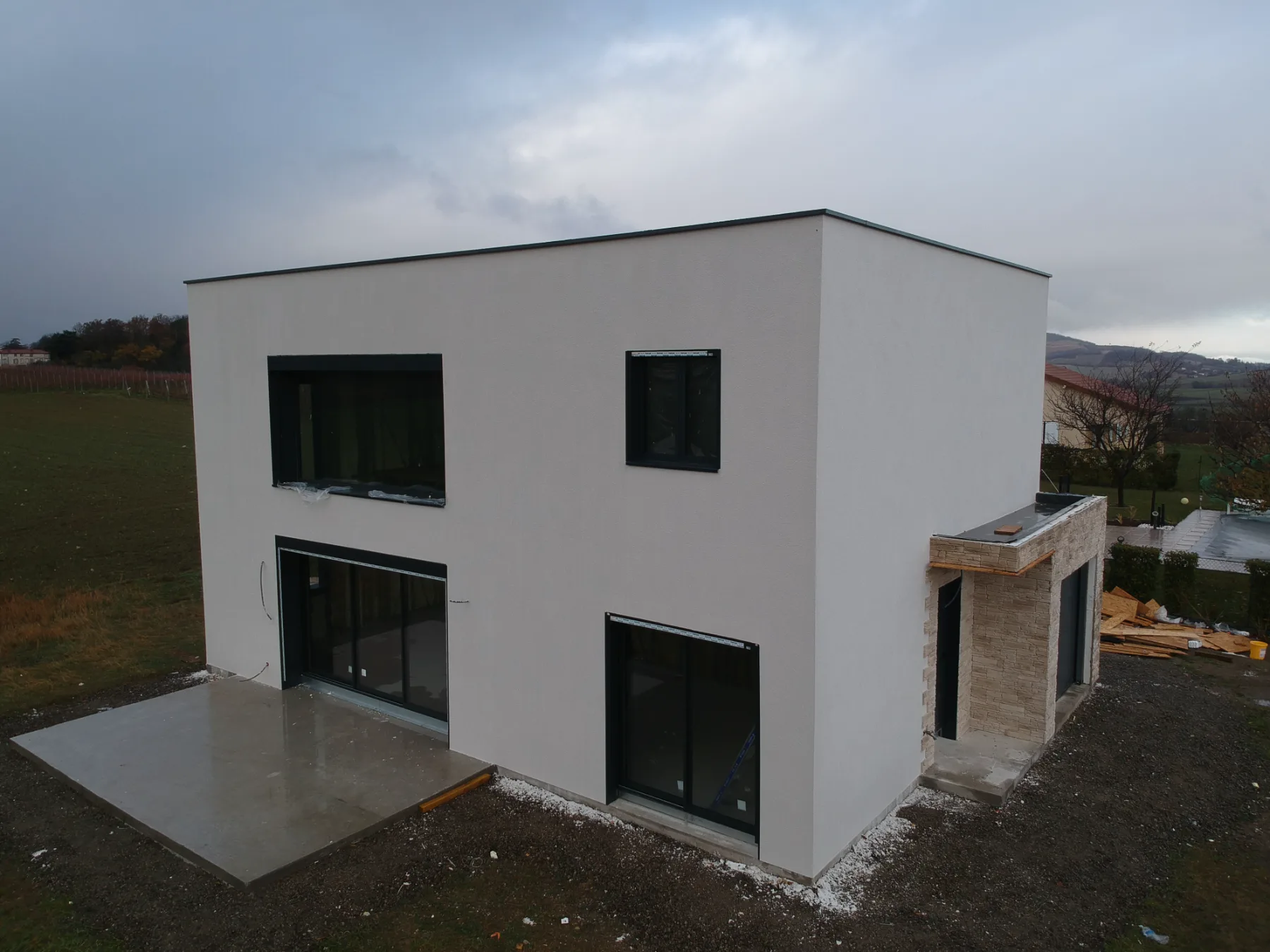 Maison individuelle contemporaine à toit plat construite en ossature métallique légère