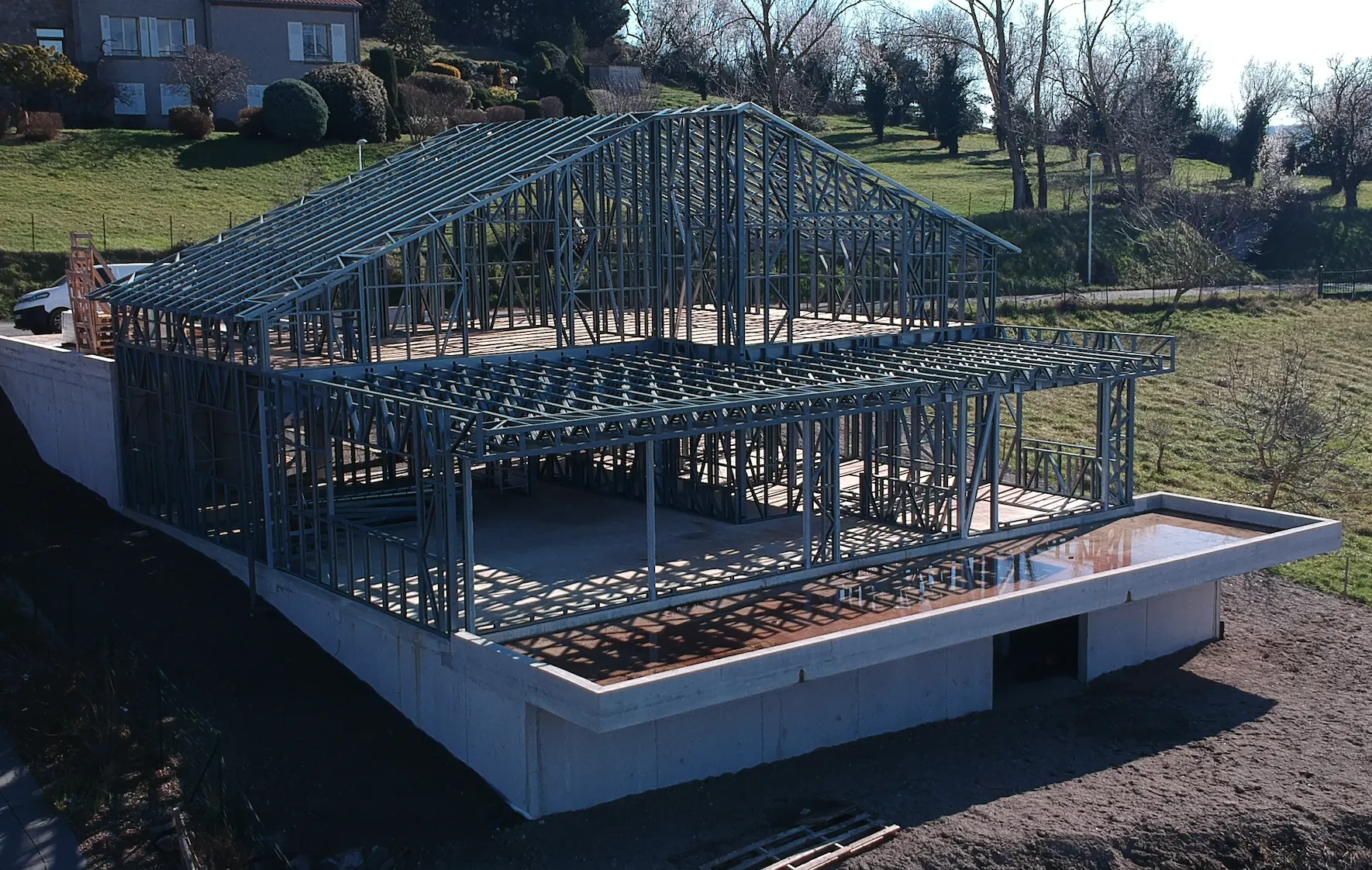 Ossature métallique légère complète d'une maison sur soubassement béton